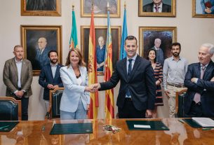 Carrasco firma la compra del Cine Rex