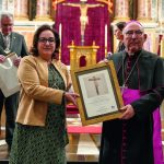 Carmina Arrufat con el obispo D. Casimiro López.