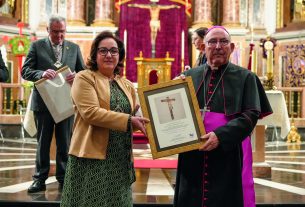 Carmina Arrufat con el obispo D. Casimiro López.