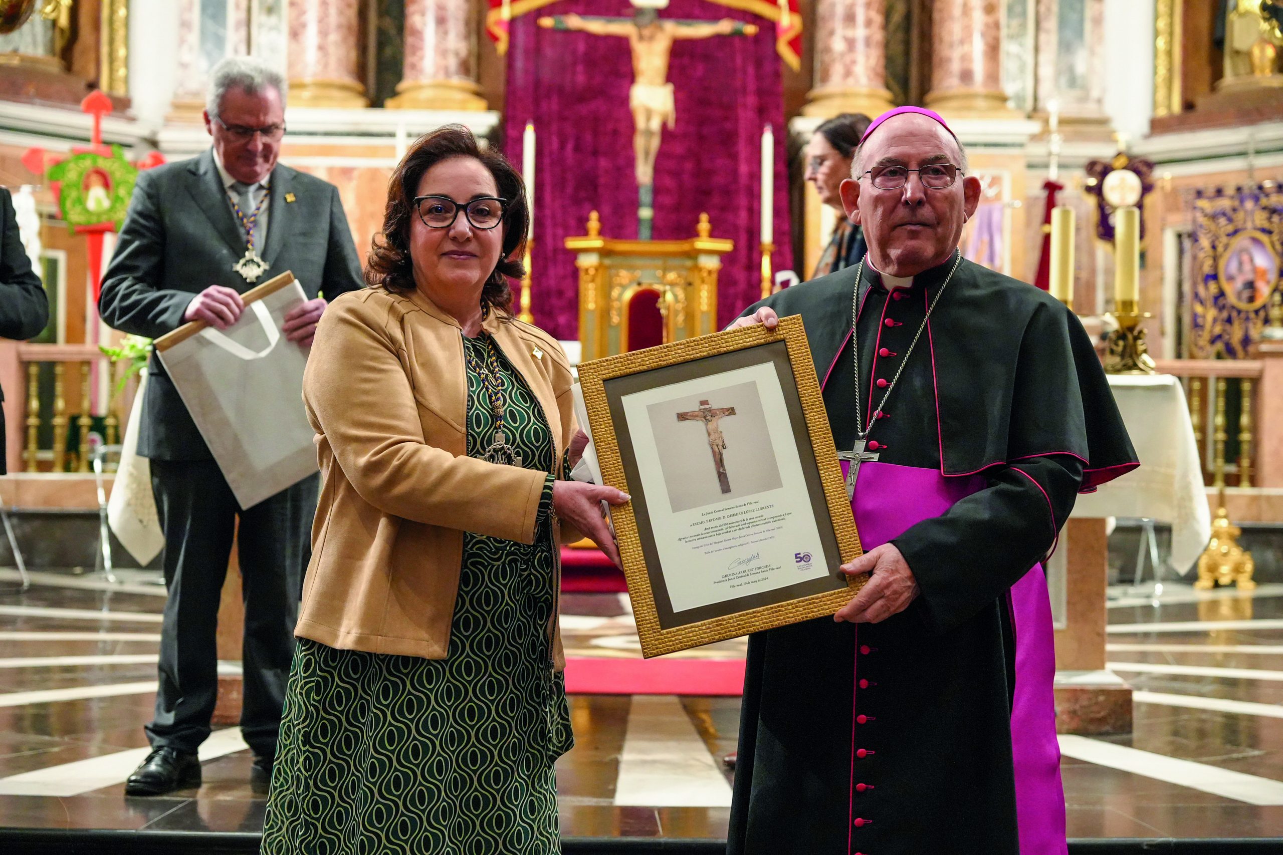 Carmina Arrufat con el obispo D. Casimiro López.